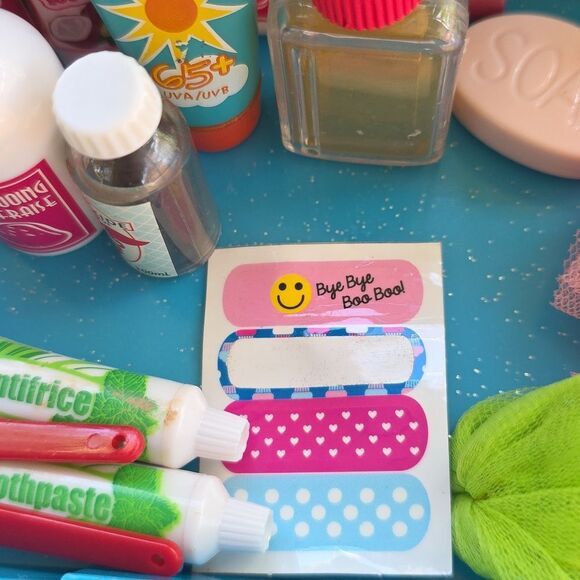 Our Generation Travel Playset and Toiletries - Picture 4 of 17